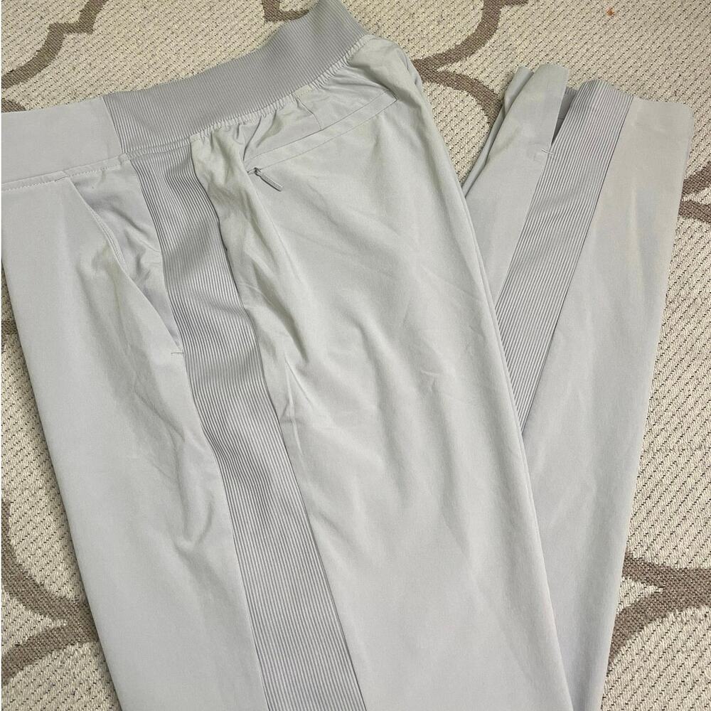 Athleta Gray Brooklyn Ankle Pull On pants, size 6, MSRP $99
S/198671-06
V/305514